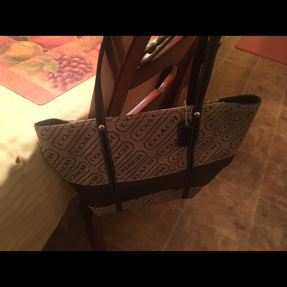 SOLD‼️Authentic Signature Coach zip top tote